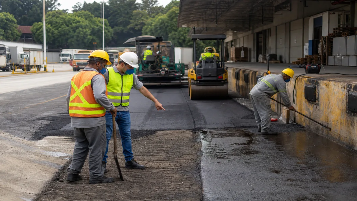 recapeamento para galpões: Equipe realiza recapeamento de doca industrial com fresagem e aplicação de asfalto, u.